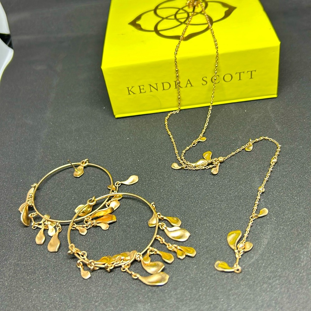 Kendra Scott 2 piece earring and necklace set.
